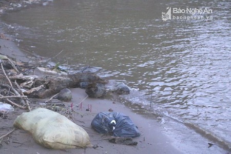 Phát hiện thi thể bé gái 3 tháng tuổi nổi dưới đập nước