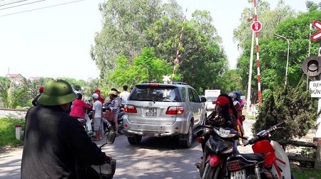 Để lại số điện thoại trên cầu, thiếu nữ nhảy sông tự tử