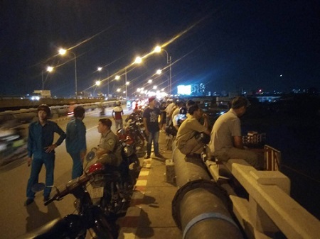 Bất lực nhìn nam thanh niên nhảy sông Sài Gòn mất tích