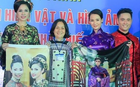 Sương Đặng, Việt Trinh trao kỷ vật cho Bảo tàng phụ nữ Nam Bộ