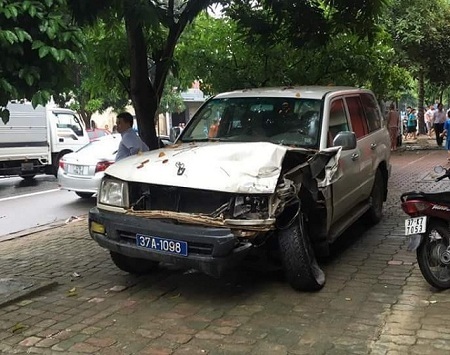 Xe tải bị ô tô 7 chỗ biển xanh 