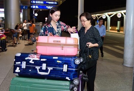 Giang Hồng Ngọc ra sân bay lúc 4h sáng để sang Mỹ lưu diễn cùng mẹ