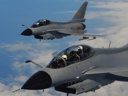 2 chiến đấu cơ Trung Quốc chặn máy bay Mỹ trên Biển Đông