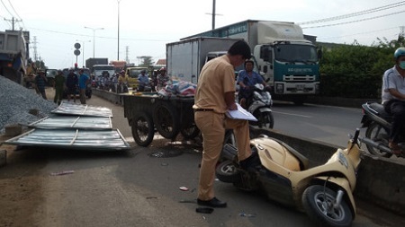 Rào chắn công trình đổ, 2 người đi đường nhập viện