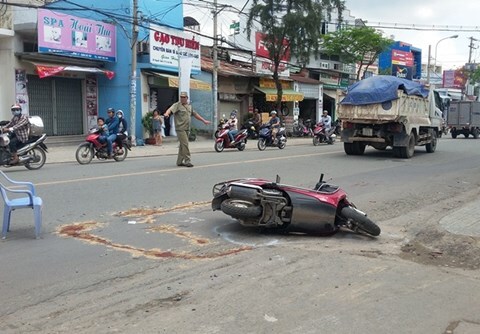 Đi khám bệnh về, hai vợ chồng thương vong dưới bánh xe ben