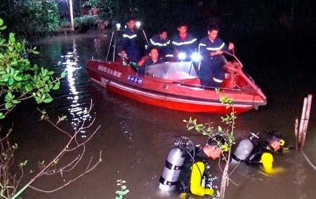 Tìm kiếm bé gái 18 tháng tuổi nghi rơi xuống sông mất tích