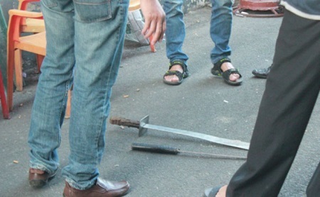 Truy bắt nhóm côn đồ chém người trong quán cà phê