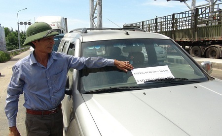 Người dân đưa ô tô chặn ngang trạm thu phí Quán Hàu