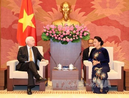 Chủ tịch Quốc hội tiếp Đoàn Ủy ban Quân vụ Thượng viện Hoa Kỳ