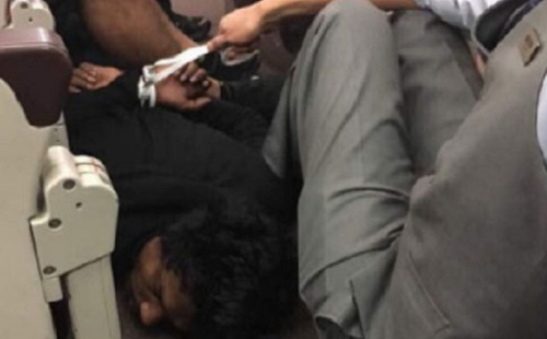 Máy bay Malaysia Airlines hạ cánh khẩn cấp vì hành khách định xông vào buồng lái