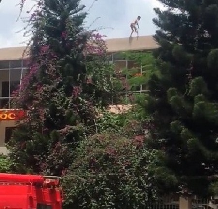 Điều tra vụ thanh niên nhảy từ nóc trụ sở công an xuống đất