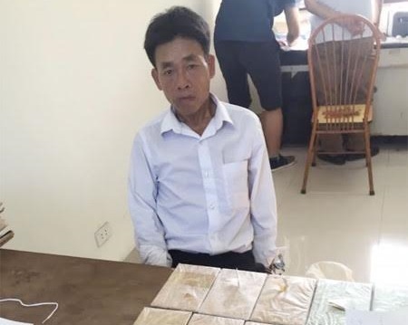 Giáo viên tiếng Anh đang vận chuyển 16 bánh heroin đi tiêu thụ thì bị bắt