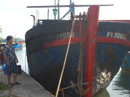 7 tàu cá liên tiếp cháy ngùn ngụt giữa đêm, 3 chiếc tàu chìm xuống biển