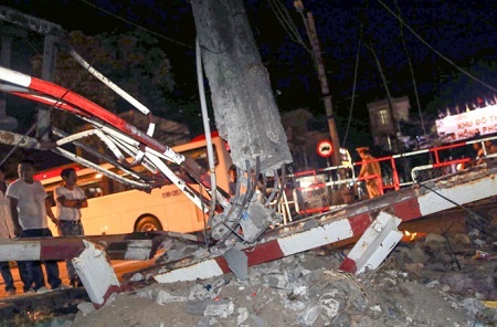 Đang kéo barie, nhân viên gác chắn tàu hỏa bị xe ben tông văng 2 m