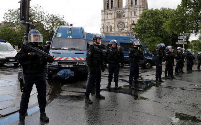 Pháp: Nghi phạm IS dùng búa tấn công cảnh sát bên ngoài Nhà thờ Đức Bà Paris