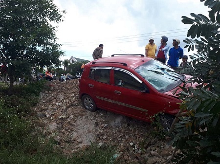 Xe ô tô mất lái gây tai nạn liên hoàn, 2 người trọng thương