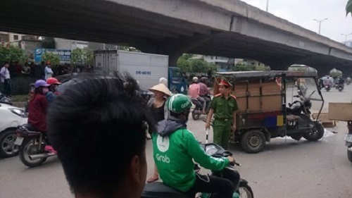 Tài xế bỏ trốn sau khi xe ba bánh lật đè chết một người