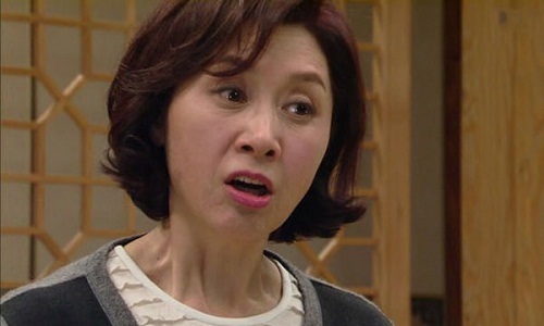 Biết tin cô dâu mang thai đôi con gái, mẹ chồng làm một việc bất ngờ