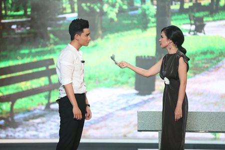 “Người đẹp Tây Đô” Việt Trinh ném tiền vào mặt thí sinh