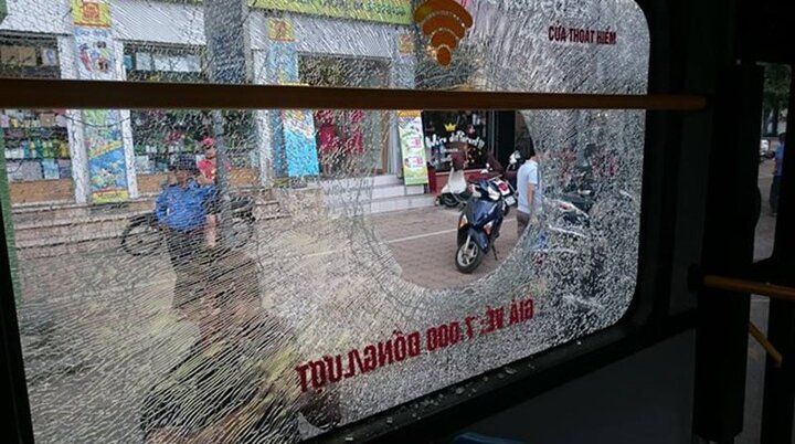 Giận người yêu, nam sinh cầm gạch ném vỡ cửa kính xe buýt
