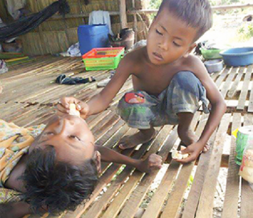 Xúc động hình ảnh bé trai 12 tuổi mồ côi một mình chăm sóc anh trai tật nguyền và bài học ý nghĩa