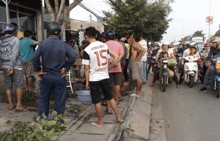 Đang tỉa cây, một người đàn ông bị điện giật bất tỉnh trên mái nhà