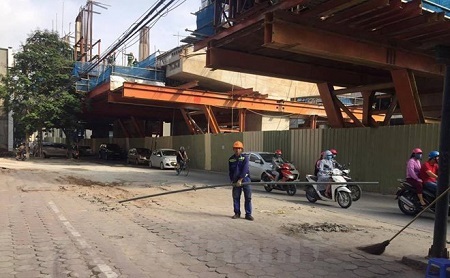 Ống tuýp sắt rơi từ công trình đường sắt trên cao: Nhà thầu bị cảnh cáo