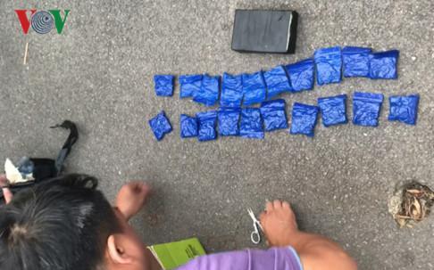 Khởi tố đối tượng vận chuyển 2 bánh heroin, gần 4.000 viên ma túy tổng hợp