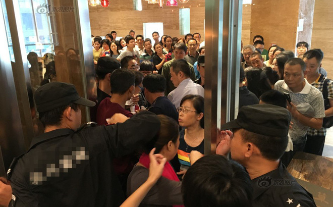 1.500 nhân viên đi viếng đám ma 