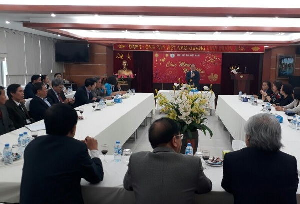 Hội thảo trực tiếp và trực tuyến: 