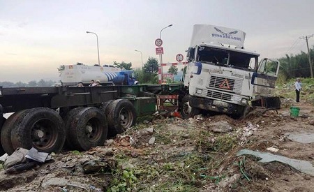 Container cán chết 2 người khi đổ dốc cầu Phú Mỹ