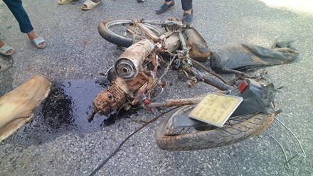 Xe bán tải đâm nát xe máy, 2 thiếu nữ thương vong trên đường Hồ Chí Minh