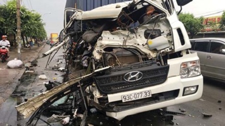 Tai nạn giao thông, phụ xe văng xuống đất, tài xế container kẹt cứng trong cabin