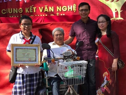 Ba bại liệt, mẹ phụ người thân bán hàng nuôi con gái xuất sắc đỗ thủ khoa kỳ thi vào lớp 10 ở TP.HCM
