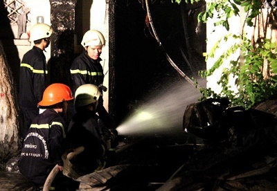 Tiệm sơn xe bốc cháy ngùn ngụt giữa đêm, hàng loạt xe máy bị cháy