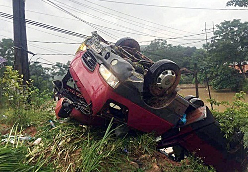 Xe khách “phơi bụng” giữa đường, nhiều người bị thương