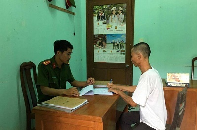 Làm rõ vụ bé gái bị 2 người đàn ông 