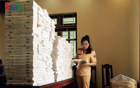 CSGT bắt vụ vận chuyển gần 6.000 bao thuốc lá lậu bằng xe khách