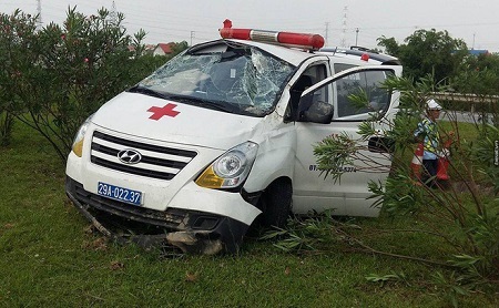 Xe cứu thương mất lái, đâm vào dải phân cách khiến 3 người bị thương