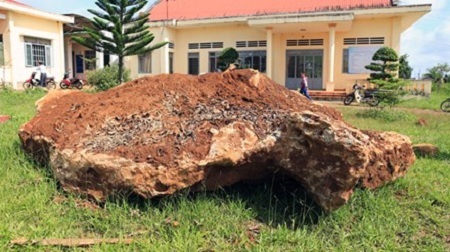 Tảng đá bán quý 20 tấn tìm được 