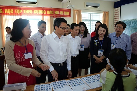 Phó Thủ tướng Vũ Đức Đam thị sát buổi thi đầu tiên