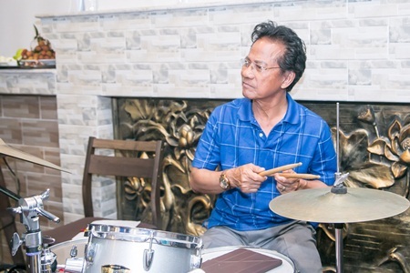 Chế Linh đánh trống,