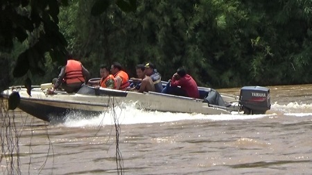 Tàu sắt va vào đá ngầm, 9 thuyền viên được ứng cứu kịp thời