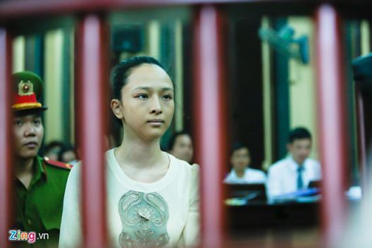Hoa hậu Phương Nga mời nguyên thẩm phán TAND tối cao bào chữa
