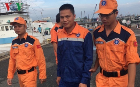 Thuyền trưởng rơi xuống biển, trôi dạt 14km vào giữa đêm