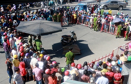 Đứng chờ đèn đỏ, người đàn ông 31 tuổi bị bắn chết ở Khánh Hòa