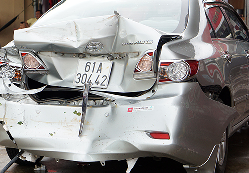 Xe container “bay” qua dải phân cách, hàng chục người may mắn thoát chết