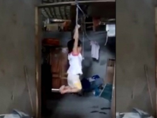 Công an xác minh clip cháu bé bị trói 2 tay, treo lên xà nhà