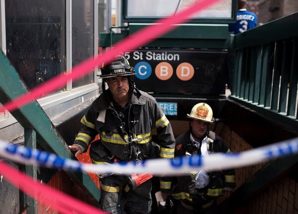 Tàu điện ngầm ở New York trật đường ray, gần 40 người bị thương