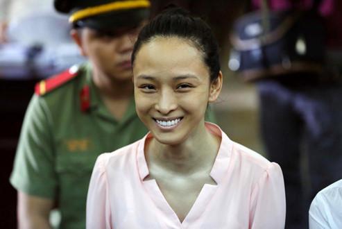 Hoa hậu Phương Nga được tại ngoại, trả hồ sơ điều tra bổ sung